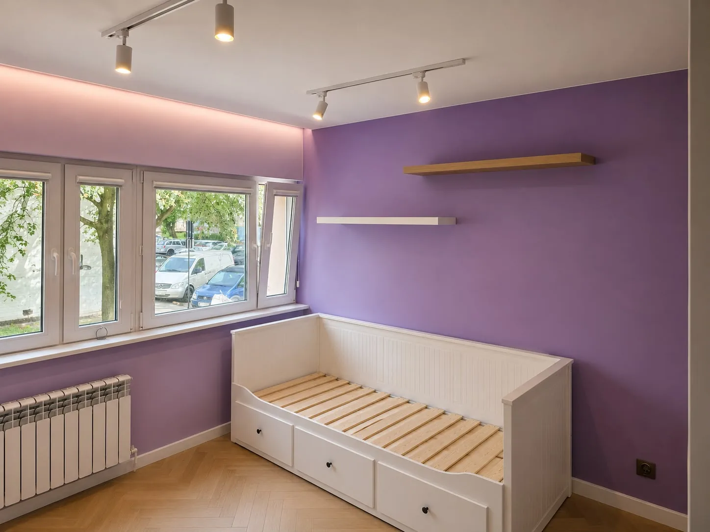 Pokój dziecięcy z fioletową ścianą, oświetleniem szynowym i podświetleniem LED nad oknem