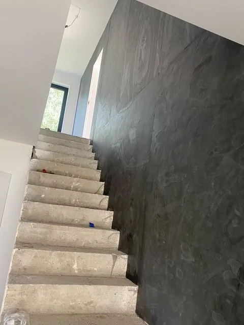 Schody betonowe przy ścianie z betonu dekoracyjnego